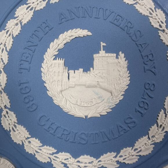 Vintage Wedgwood Blue Jasperware Christmas Plate 1969–1978 Tenth Anniversary - Picture 2 of 7